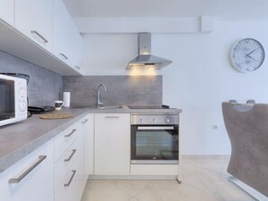 ثلاجة، ميكروويف، فرن، غسالة أطباق