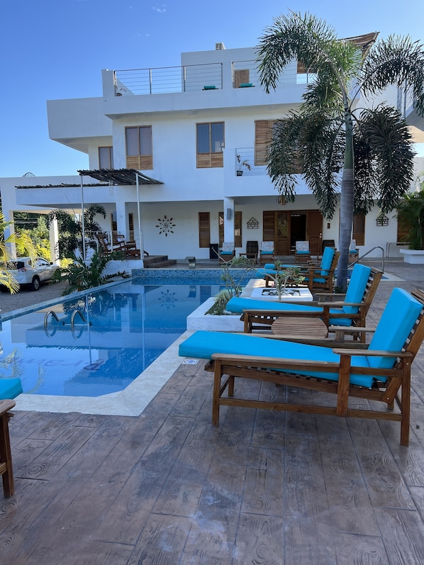 Una piscina in terrazza