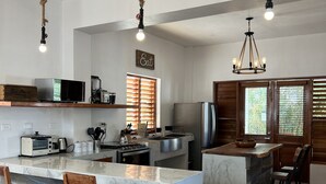 Wasserkocher mit Kaffee-/Teezubehör, Kühlschrank, Mikrowelle, Ofen