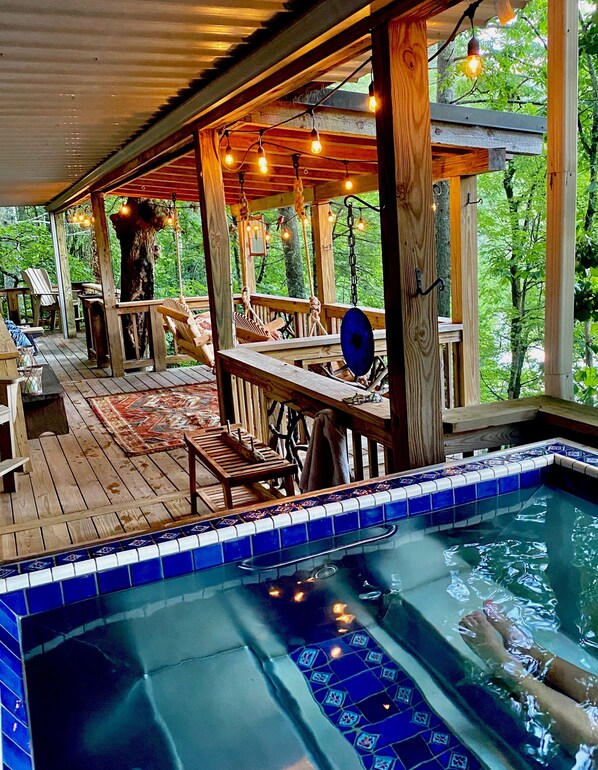 Outdoor spa tub