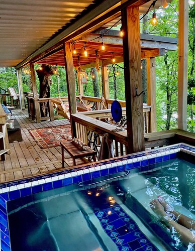 Treehouse - Luxury mountain living at the water’s edge of Hogback Lake