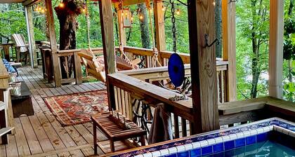 Treehouse - Luxury mountain living at the water’s edge of Hogback Lake