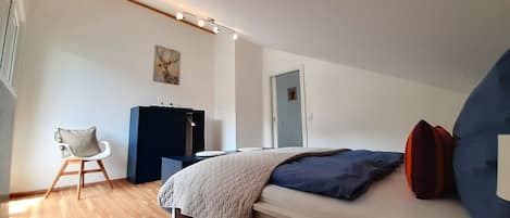 2 chambres, fer et planche à repasser, lit de bébé portatif