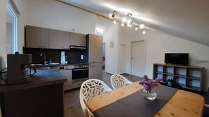 Une cuisine moderne avec un coin repas.