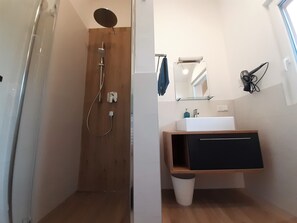 Dusche, umweltfreundliche Kosmetikartikel, Haartrockner, Handtücher