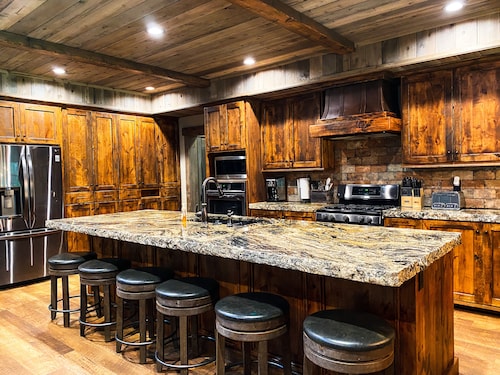 Henry's Rustic Retreat - Walk to Henry's Outlet - 20 mins to West Yellowstone! 