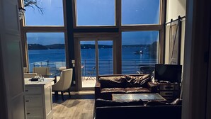 Smart-TV, peis, DVD-spiller og bøker