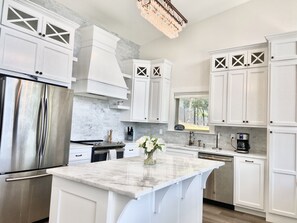 冰箱、微波炉、烤箱、炉灶