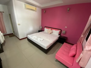 Deluxe Double Room | Desk, free WiFi, bed sheets