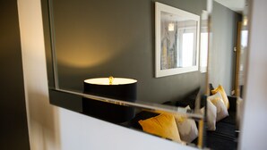 A room with a bed, a lamp, and a framed picture on the wall. - Velvet 1-bedroom Apartment The Clockhouse, Hoddesdon (Hoddesdon)