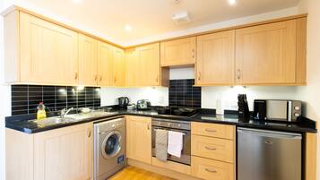 Executive Apartment, Ensuite, City View | Private kitchen
