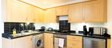 Executive Apartment, Ensuite, City View | Private kitchen