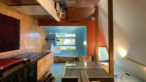 Una cocina compacta con ventana, un lavamanos y una encimera.
