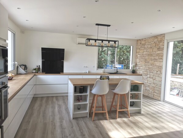 Fridge, microwave, oven, stovetop - Villa with heated pool 5 minutes from Cassis (Carnoux-en-Provence)