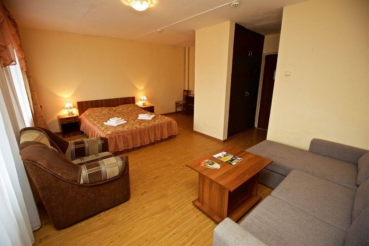 Familien-Doppelzimmer, Balkon | 1 Schlafzimmer, Bügeleisen/Bügelbrett, kostenloses WLAN