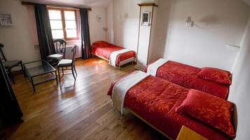 2 slaapkamers, een strijkplank/strijkijzer, reisbedje, gratis wifi