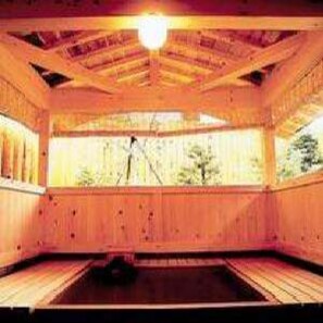 Kamer (Japan Style w/ Pvt Part Open-air Bath) | Badkamer | Een aparte badkuip en douche, een bronwaterbad, gratis toiletartikelen
