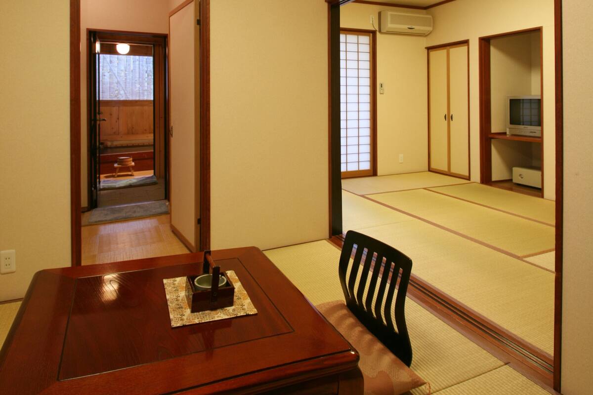 Kamer (Japan Style w/ Pvt Part Open-air Bath) | Een minibar, een kluis op de kamer, gratis wifi
