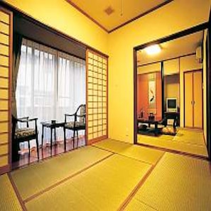 Kamer (Japan Style w/ Pvt Part Open-air Bath) | Een minibar, een kluis op de kamer, gratis wifi