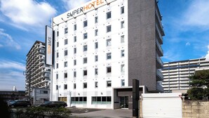 A multi-story hotel with a modern facade, featuring a prominent sign reading "SUPERHOTEL". - Super Hotel Natural Hot Springs Fuji (Fuji)