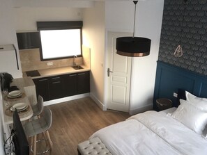 Travel crib, WiFi, bed sheets