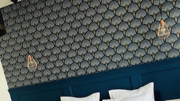 Travel crib, WiFi, bed sheets