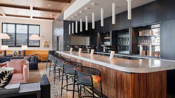 Serviert Abendessen und Happy Hour