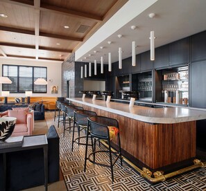 Sert le dîner et l'apéritif