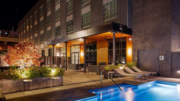 Un hôtel doté d’une piscine, d’un espace extérieur aménagé et d’un patio couvert.