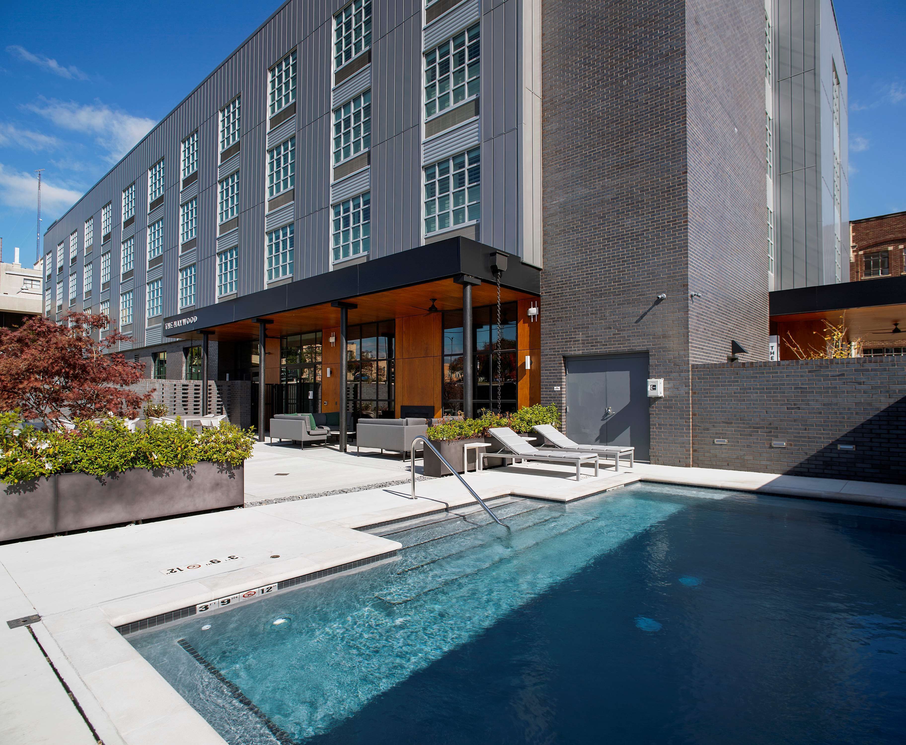 สระว่ายน้ำกลางแจ้ง เปิด 7:00 น. ถึง 23:00 น., เก้าอี้อาบแดดริมสระ