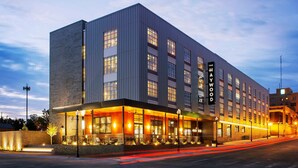 Un hôtel moderne, doté d’une enseigne bien visible, de plusieurs étages et d’une façade bien éclairée.