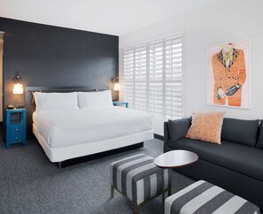 Escritorio, espacio para trabajar con laptop y cortinas blackout 