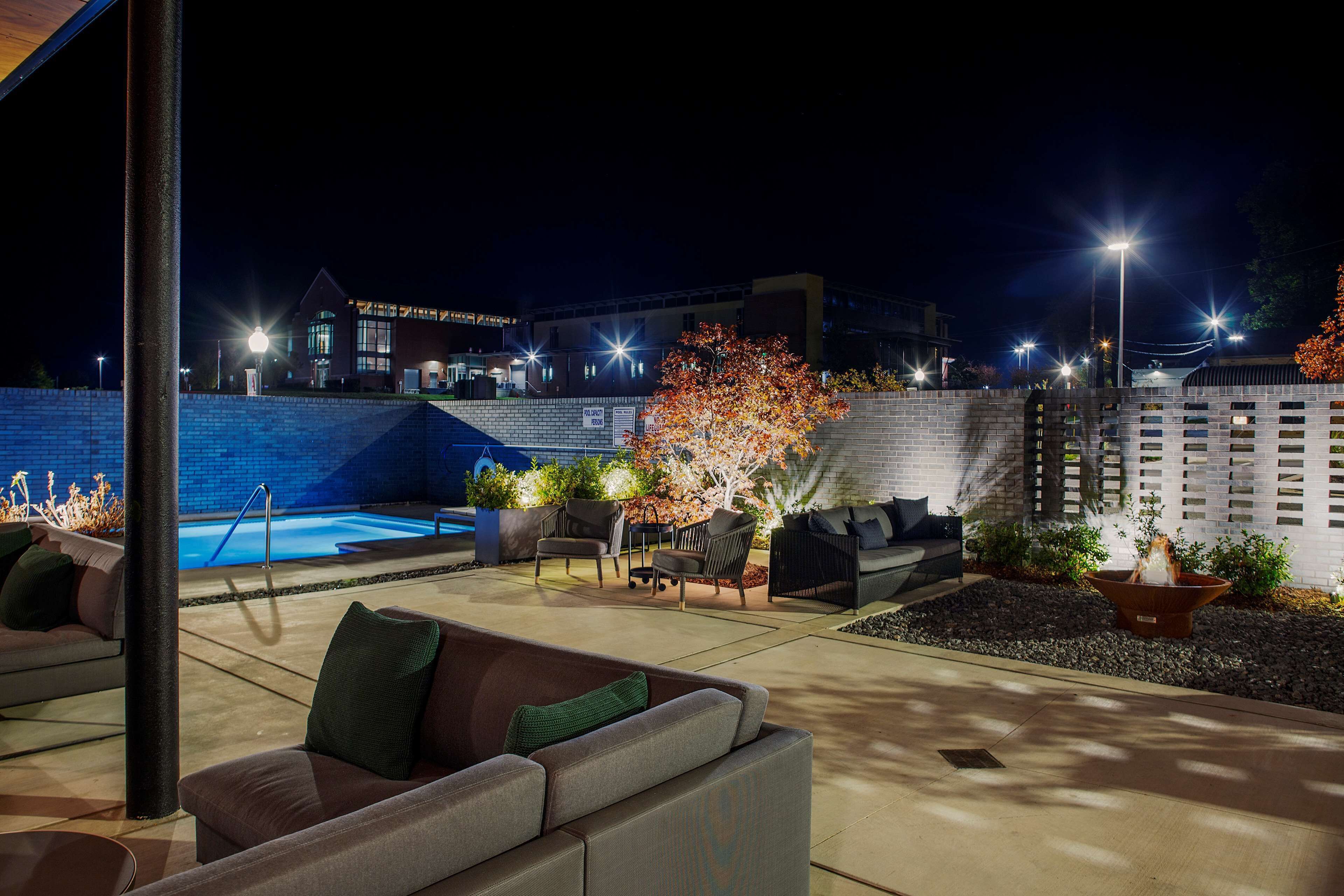 outdoor pool, open 7:00 am to 11:00 pm, pool loungers