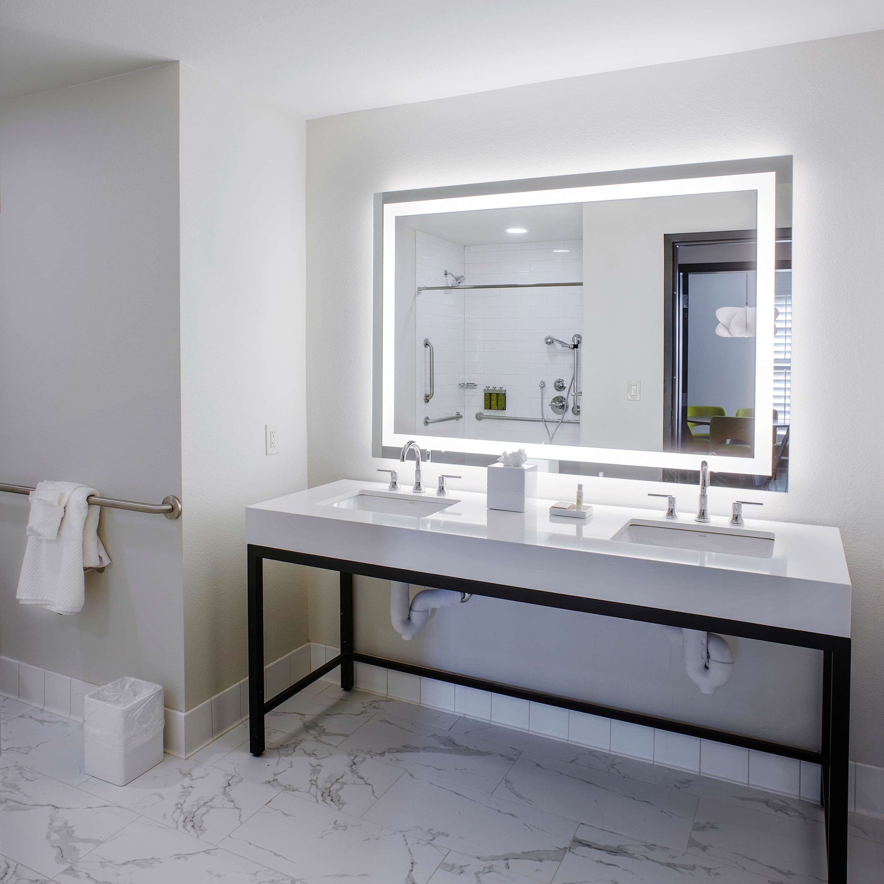 rainfall showerhead, hair dryer, towels