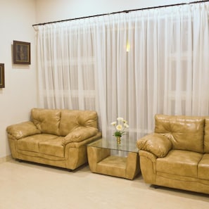 Living area - The Cabin Tanjung Hotel Wonosobo (Wonosobo)