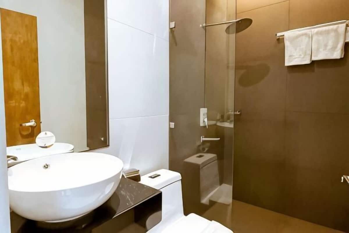 Amenidades de baño gratuitas, toallas, jabón, shampoo