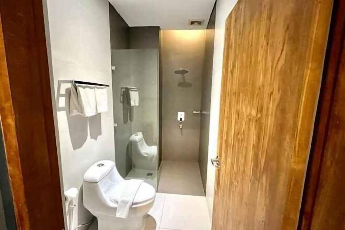 Salle de bain | Douche, douche à « effet pluie », articles de toilette gratuits