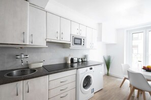 Kjøleskap, mikrobølgeovn, kokeplater og kaffetrakter/tekoker