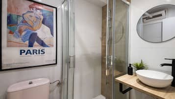 Dusch, hårtork och handdukar