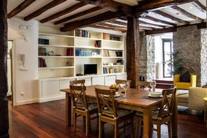 Dining - Spacious, Central and Authentic Family Apartment (Donostia)