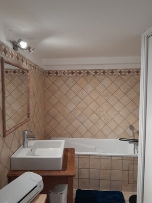 浴槽、トイレットペーパー