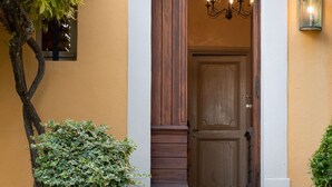 A stone staircase leading to a wooden door with a white archway above it. - La Bastide de Barbeiranne Maxi 14 persons (Pignans)