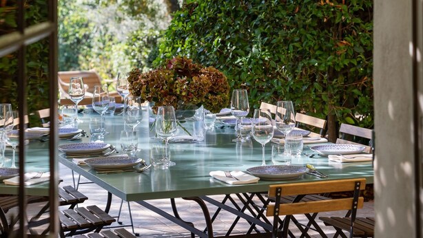 An outdoor dining area with a table set for a meal, surrounded by greenery and trees. - La Bastide de Barbeiranne Maxi 14 persons (Pignans)