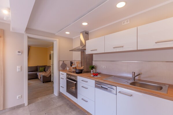 Refrigerador, parrilla de estufa, lavavajillas y cafetera y tetera