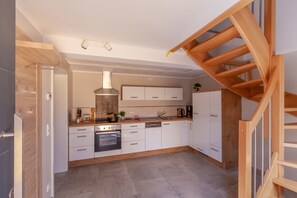 Refrigerador, parrilla de estufa, lavavajillas y cafetera y tetera