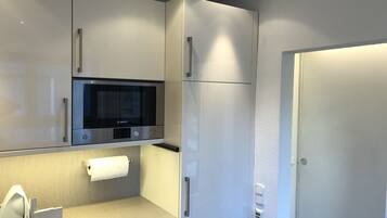 Kühlschrank, Mikrowelle, Herdplatte, Geschirrspüler