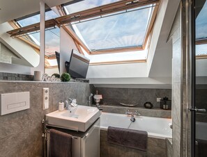 Badewanne, HandtĂŒcher, Toilettenpapier