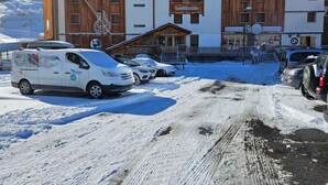 A building with a wooden facade and a sign reading "Le Chamoi". - Spacious 6-person apt. with balcony and direct piste access (Pra-Loup)