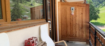 Spacious 6-person apt. with balcony and direct piste access