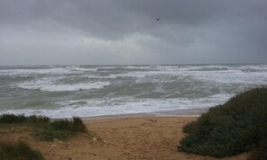 Sulla spiaggia, lettini da mare